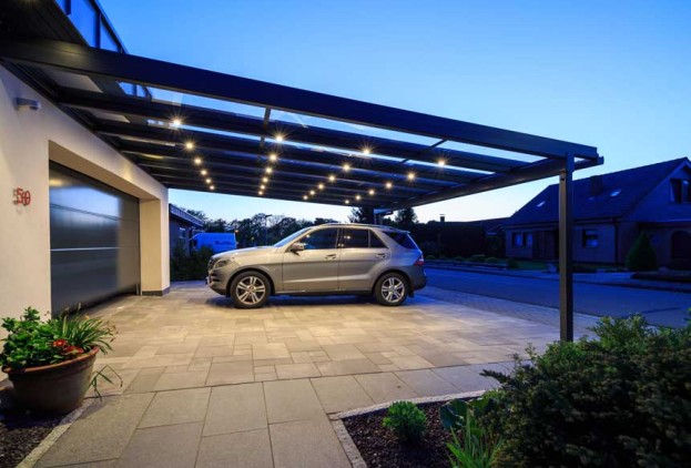 Alu Carport-Auto-vor-Garage-unter-belechteter-Ueberdachung
