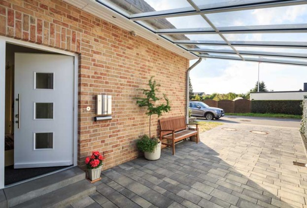 Alu Carport-ueber-Hauseingang-in-Kombination-mit-Vordach
