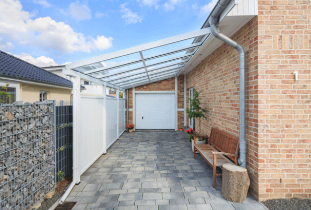 Alu Carport-vor-Hauseingang-mit-Blick-auf-Garage