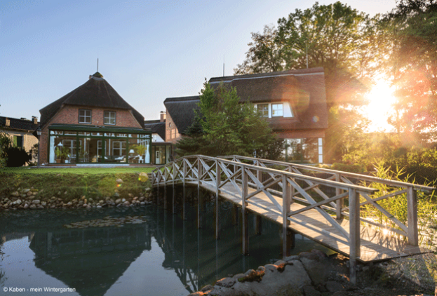 Wintergarten-Teich-mit-Bruecke-im-Vordergrund
