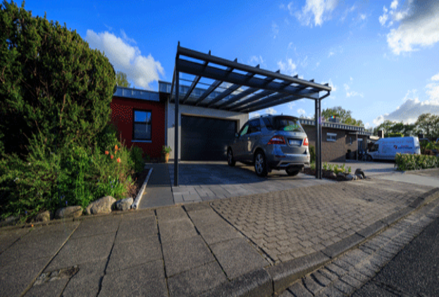 Alu Carport-Auto-vor-Garage-frontal