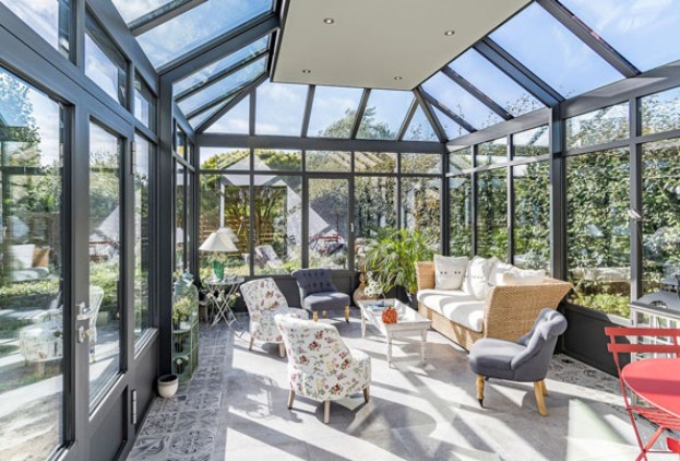 Wintergarten-Innenansicht-Aluminium-Ueberdachung-Anbau