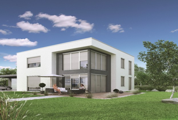Sonnenschutz-Wohnhaus-im-Grünen-mit-heruntergelassenem-Sonnenschutz