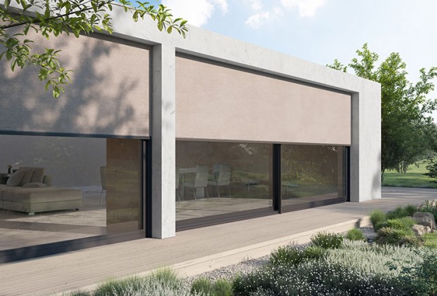 Sonnenschutz-Wohnhaus verputzt mit halb heruntergelassenen Zipscreens