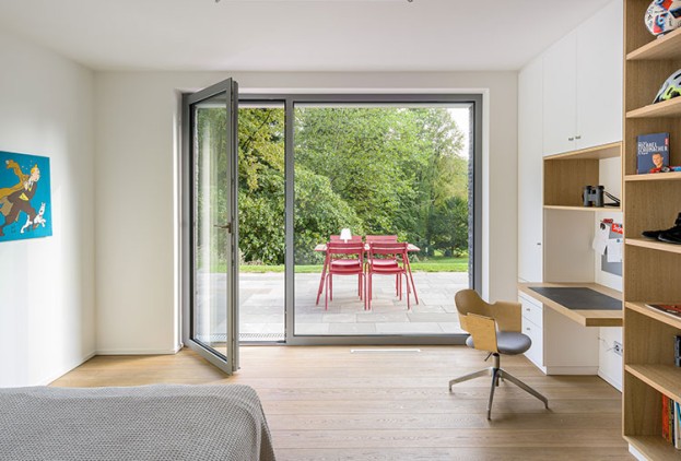 Aluminium Fenster-Bungalow-mit-Fensterfront-in-blauer-Stunde