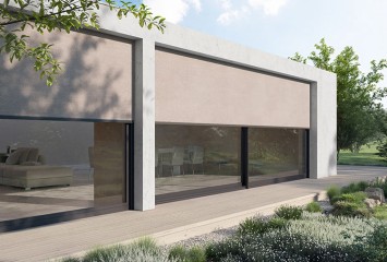 Senkrechtmarkise-Zipscreen-halb-geschlossen-im-Wohnzimmer-Innenansicht