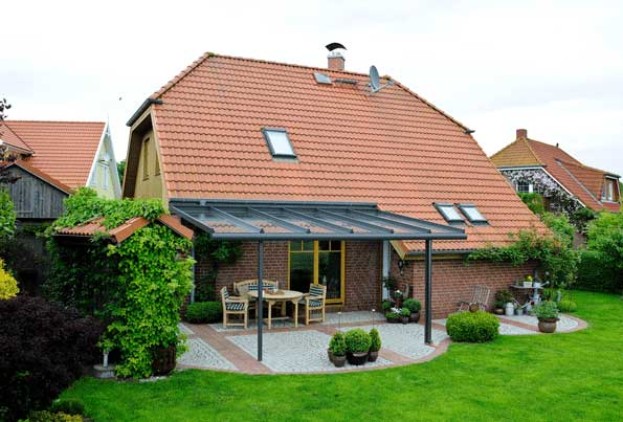Terrassenueberdachung-rotes-Haus-verklinkert-mit-Ueberdachung-der-Terrasse