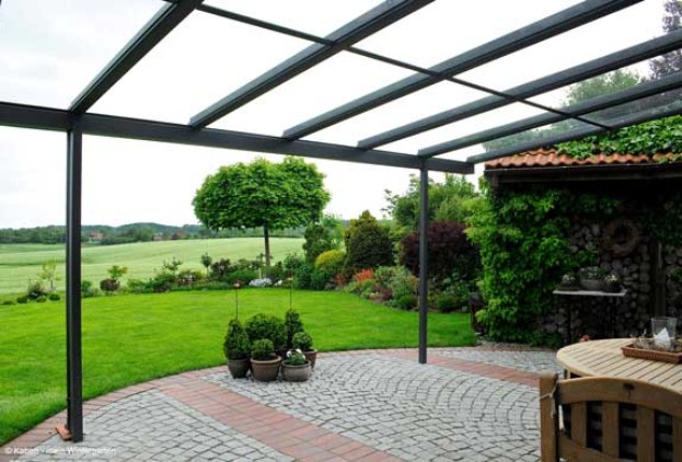 Terrassenueberdachung-Terrasse-mit-Gartenmoebeln-und-Ueberdachung