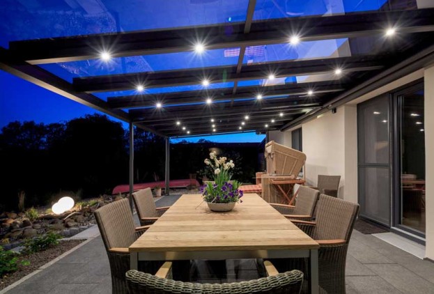 Terrassenueberdachung-bei-Nacht-mit-Gartenmoebeln