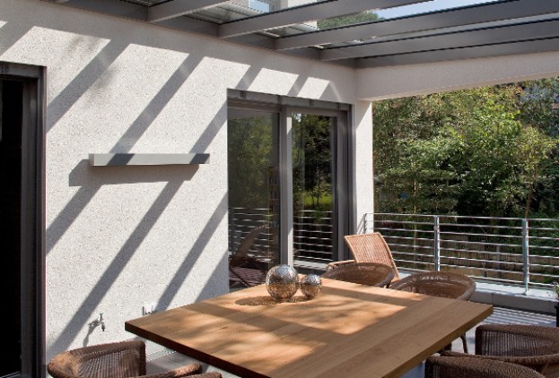 Terrassenueberdachung-modern-in-Anthrazit-vor-weisser-Fassade