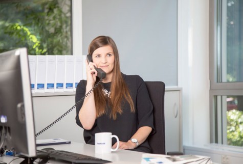 Praktikum-heroal-Mitarbeiterin am Telefon