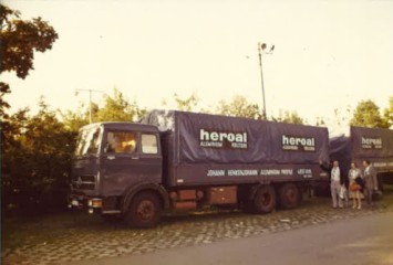 Unternehmenshistorie-Foto von alten heroal LKW