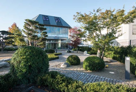 Bohaterski budynek administracyjny za dnia